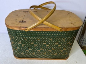 lot 433 image: Vintage 70s Woven Picnic Basket - N