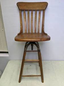 lot 372 image: Vintage Wooden Swivel Bar Height Chair - N