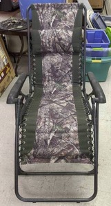 lot 424 image: Camo Anti-Gravity Lounge Chair  - N
