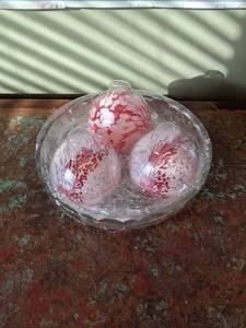lot 600 image: Bowl with Three Beautiful Glass Ornaments - W
