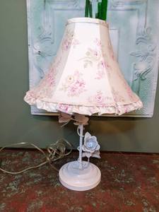 lot 609 image: Beautiful Lamp with Shade Flowers. - W
