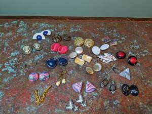 lot 611 image: Twenty two pairs of clip on earrings - W