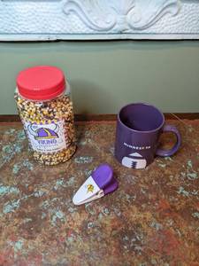 lot 615 image: Minnesota Vikings Popcorn, Mug & Chip Clip - W