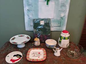 lot 622 image: Holiday Decor. Plates, Bowl, Ornament - W