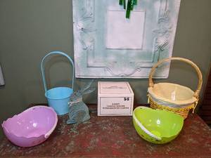lot 624 image: Easter Time...Baskets & Decor - W