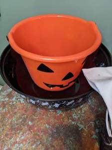 lot 631 image: Halloween Pails & Towels - W