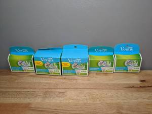 lot 50 image: Lot of 24 Brand New Gillette Venus Womens Extra Smooth Shaving Blades - T
