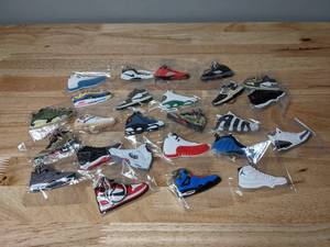 lot 45 image: Collection of 25 Brand New Nike and Jordan Shoe Sneaker Keychains Retro Air Foamposite - T