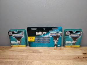 lot 42 image: 28 Brand New Gillette Mach 3 Shaving Blades - T