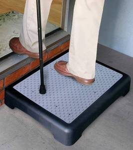 lot 92 image: North American Health Wellness Non-Slip Outdoor Step, Large, 19 14 x 15 12 x 4 High