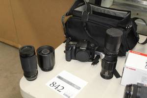 lot 842 image: Canon DS6031 EOS 10D Digital Camera, Lens (x3), Camera Bag