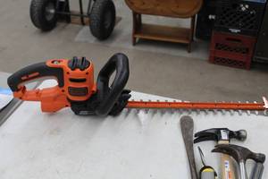 lot 930 image: Black & Decker BEHTS300 Saw Blade 20 Hedge Trimmer