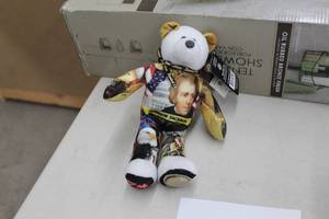 lot 861A image: Collector Bear & Coin