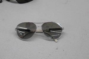 lot 957 image: Buberry Sunglasses