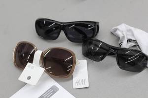 lot 958 image: Lot of (3) Sunglasses
