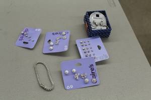 lot 968 image: Womens Earrings and Bracelet