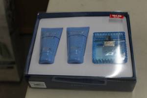 lot 979 image: Versace Man Mens Colgne and Lotion Set (in original packaging)