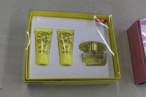 lot 976 image: Versace Yellow Diamond Womens Perfume and Lotion Set (in original packaging)
