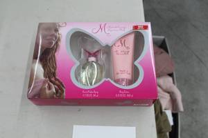 lot 974 image: Mariah Careys Luscious Pink Womens Perfume and Lotion Set (in original packaging)