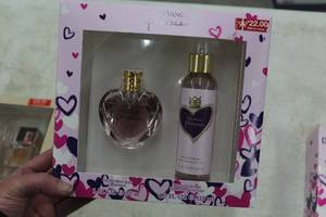lot 971 image: Vera Wang Princess Womens Perfume (in original packaging)