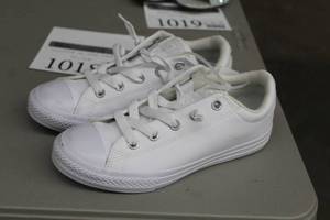 lot 1018 image: Converse All Star Girls Athletic Shoes 4M