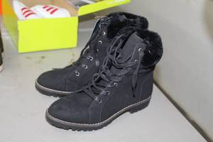 lot 1014 image: Nautica Womens Boots 9