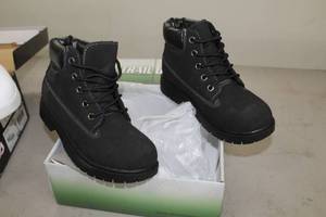 lot 1010 image: Trail Guide Boys Trail Boots 2M
