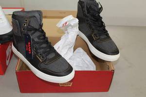 lot 1008 image: Levis Mens Shoes 8.5