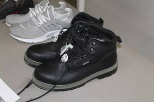 lot 1006 image: Sketchers Mens Work Boots 12