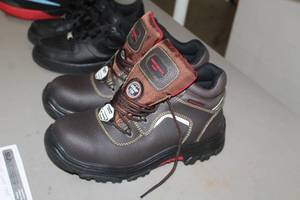 lot 1004 image: Sketchers Mens Work Shoes 12