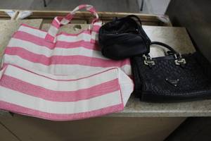 lot 1039 image: Lot of (3) Womens Purse