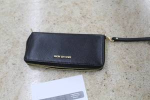 lot 1034 image: Michael Kors Womens Clutch