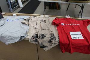 lot 1053 image: Lot of (3) Womens T-shirts Small