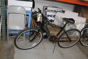 lot 1094 image: Roadmaster Mt. Fury 22 Mens 15-speed Trail Bike with 18 Black Frame