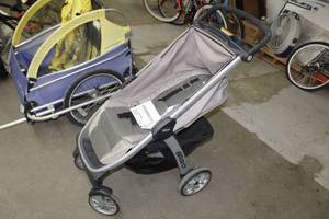 lot 1077 image: Chicco Bravo 3-in-1 Stroller