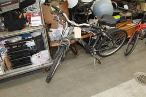 lot 1084 image: Avalon Comfort Series 22 Mens Trail Bike with 19 SilverBlack Aluminum Frame
