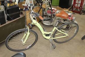 lot 1085 image: Trek 24 Womens Road Bike with 15 Yellow Frame