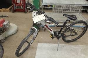 lot 1088 image: Fuji Dynamite 2.0 20 Mens Trail Bike with 14 SilverBlack Frame