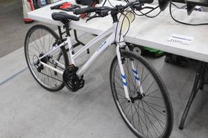 lot 1089 image: Fuji Absolute Two.1 24 Womens Road Bike with 16 White Frame