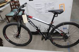 lot 1092 image: Trek Excalibur 24 Mens Trail Bike with 17 BlackWhiteRed Frame