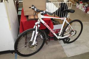 lot 1093 image: Specialized Crosstrail 24 Mens Road Bike with 22 White Frame