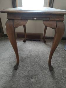 lot 106 image: End Table