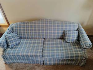 lot 107 image: Sofa
