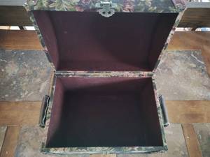 lot 114 image: Chest