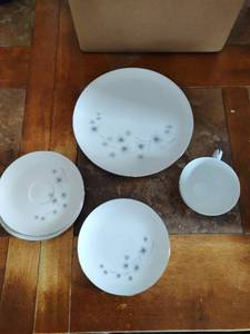 lot 118 image: China Set