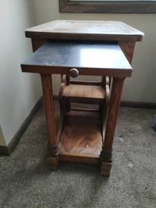 lot 131 image: End Table