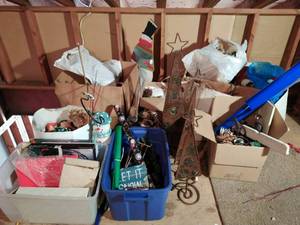 lot 220 image: Collection of Christmas Items