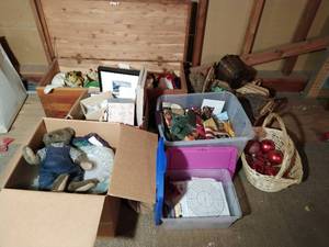 lot 221 image: Collection of Dcor items in a Chest