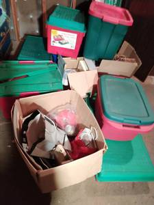 lot 222 image: Collection of Christmas Items