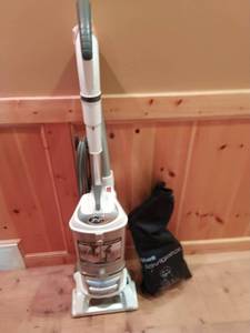 lot 194 image: Shark Vacuum